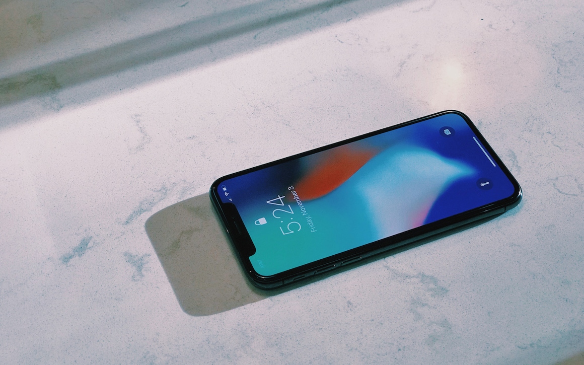 iPhone ligger på en fönsterbräda av marmor